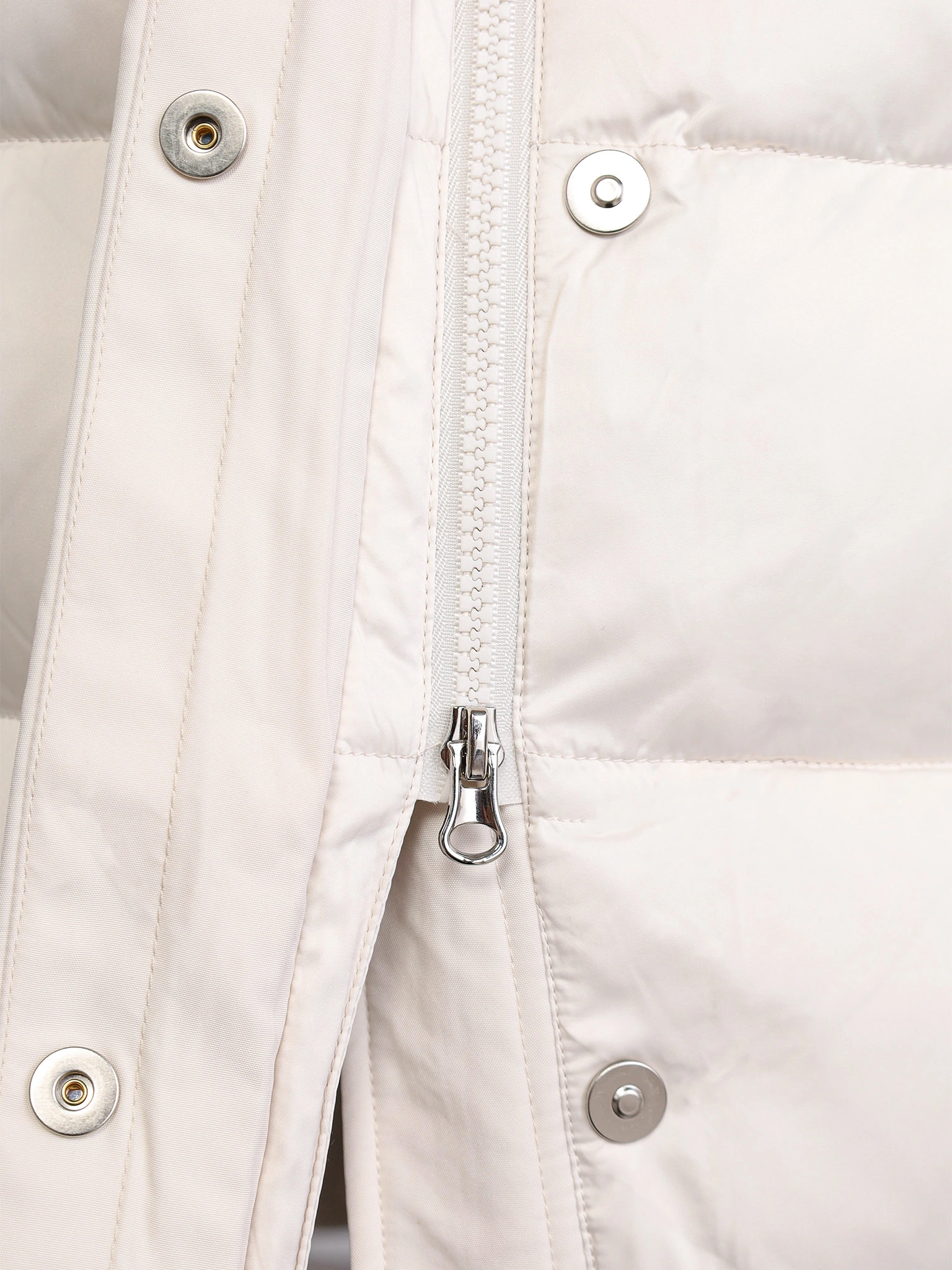 Пуховик светло-бежевого цвета с капюшоном